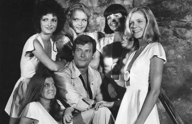 Anne Lonnberg and Irka Bochenko with Roger Moore