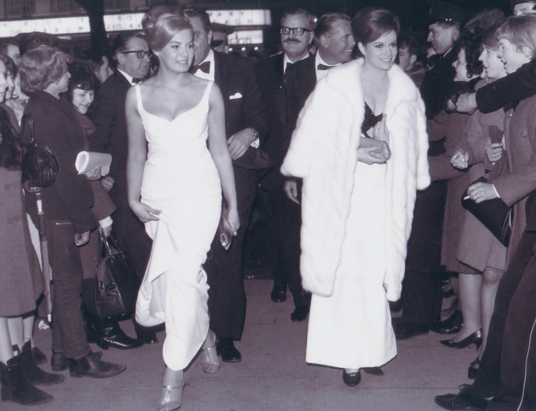 Mollie Peters och Luciana Paluzzi på premiären av Thunderball i London 1965