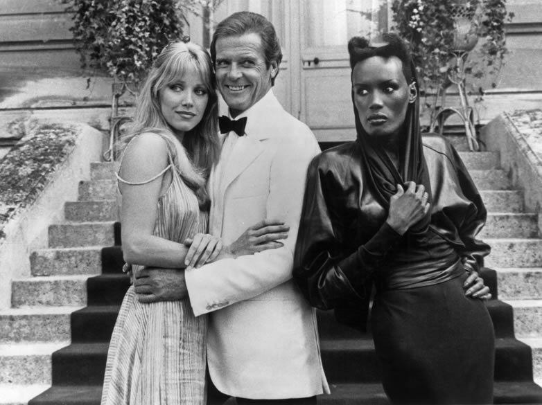 Tanya Roberts, Roger Moore och Grace Jones vid slottet Chantilly i Paris